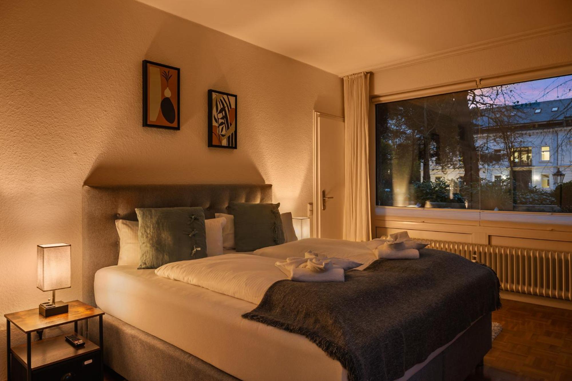 Stilvolle Stadtoase, 116 Qm, Parkblick, Wassernah, Parkplatz Apartment